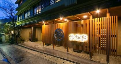 Soaking in the openair bath and admiring the supe / Kurobe Toyama