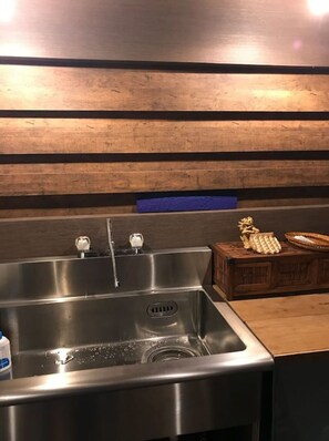 Kühlschrank, Mikrowelle, Kochgeschirr/Geschirr/Besteck