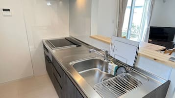 Kjøleskap, mikrobølgeovn, kokeplater og kjøkkenutstyr