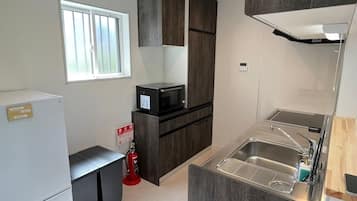 Kjøleskap, mikrobølgeovn, kokeplater og kjøkkenutstyr