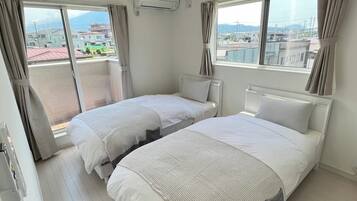 3 habitaciones, escritorio, wifi gratis y ropa de cama