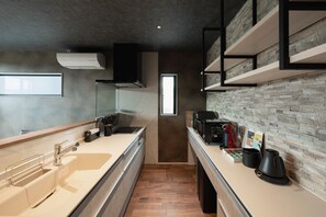 Geladeira, micro-ondas, cooktop, talheres/pratos/utensílios de cozinha