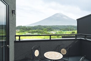 Outdoor dining - Fuji no Sato Alivio Building C / Minamitsurugun Yamanashi (Minamitsurugun)