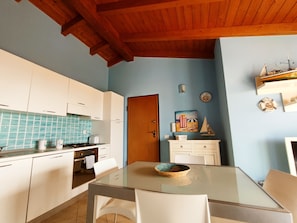 Refrigerador con freezer, placa de cocina, utensilios de cocina, freezer