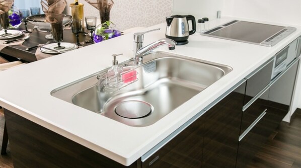 Jääkaappi, mikroaaltouuni, liesi, keittoastiat/astiat/ruokailuvälineet