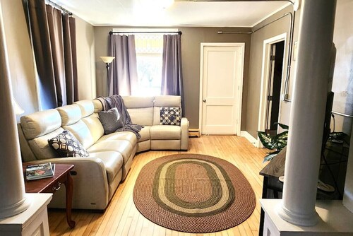 The Ugly Duckling: Cozy Home in Historic Downtown