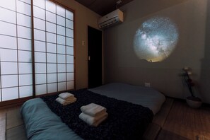 2 quartos, escrivaninha, ferros/tábuas de passar roupa