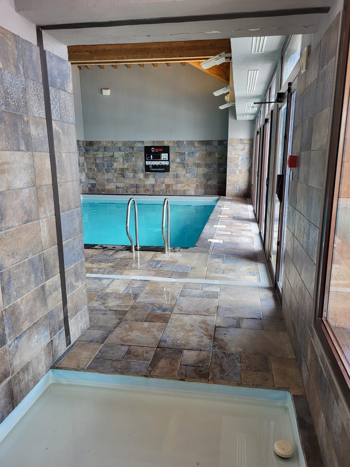 Un espace piscine avec des murs carrelés et une eau cristalline.