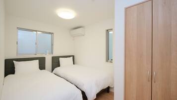 4 bedrooms, desk, iron/ironing board, free WiFi