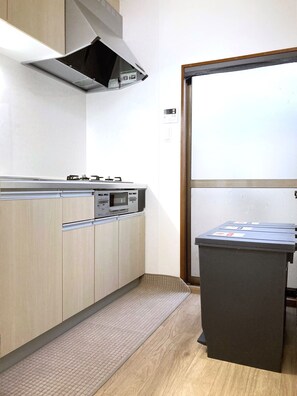 Réfrigérateur, four à micro-ondes, surface de cuisson