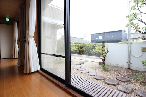 Rent a whole house use it as a base for touring I / Shima Mie