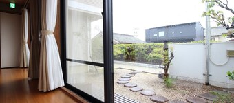 Rent a whole house use it as a base for touring I / Shima Mie