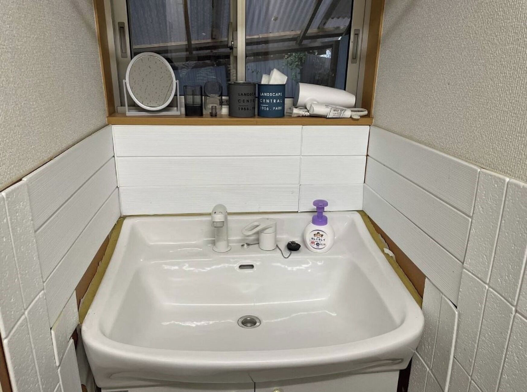 Een haardroger, handdoeken