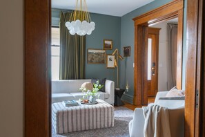 Smart TV - The Century House: 5 Bedroom near OSU, Short North Arts District, Convention Ctr (Columbus)