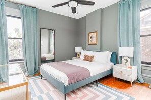 5 室のベッドルーム、デスク、アイロン / アイロン台、旅行用ベビーベッド