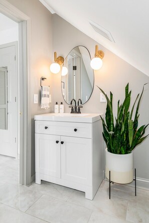 シャワー、ヘアドライヤー、タオル、石鹸