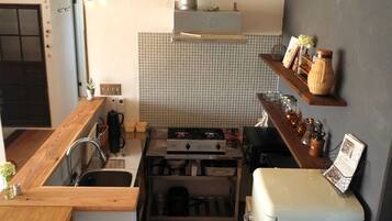 Jääkaappi, mikroaaltouuni, liesi, keittoastiat/astiat/ruokailuvälineet