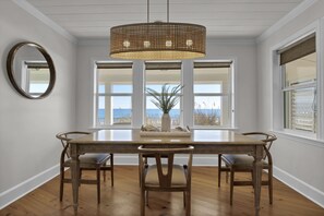 Dining - The Turtle's Nest- Oceanfront Cottage - Hot Tub - Dog Friendly (Surf City)