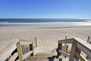 On the beach - The Turtle's Nest- Oceanfront Cottage - Hot Tub - Dog Friendly (Surf City)