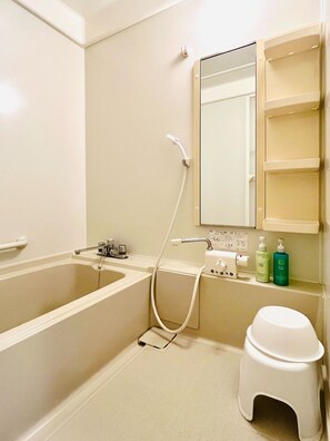 Een haardroger, handdoeken