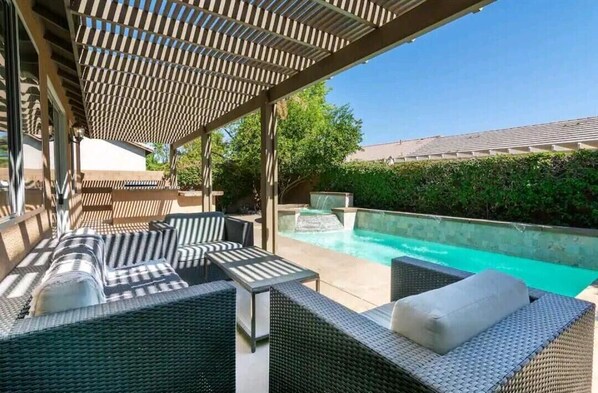 Una piscina al aire libre