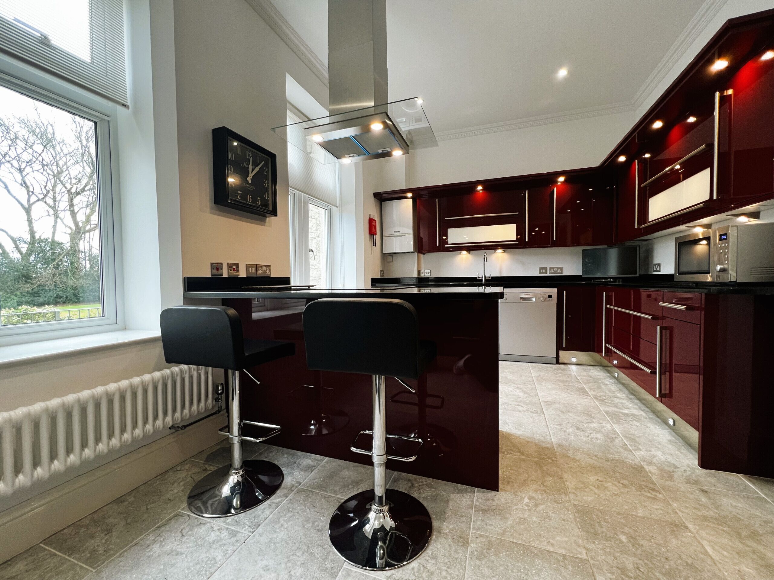 Kjøleskap, mikrobølgeovn, ovn og oppvaskmaskin