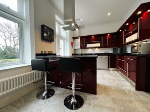 Kühlschrank, Mikrowelle, Ofen, Geschirrspüler