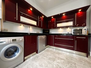 Kühlschrank, Mikrowelle, Ofen, Geschirrspüler