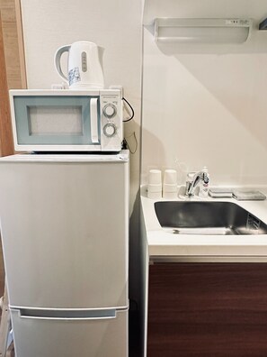 Frigorífico, microondas y utensilios de cocina