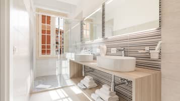 Habitación Deluxe | Baño | Secadora de cabello, batas, pantuflas, bidet