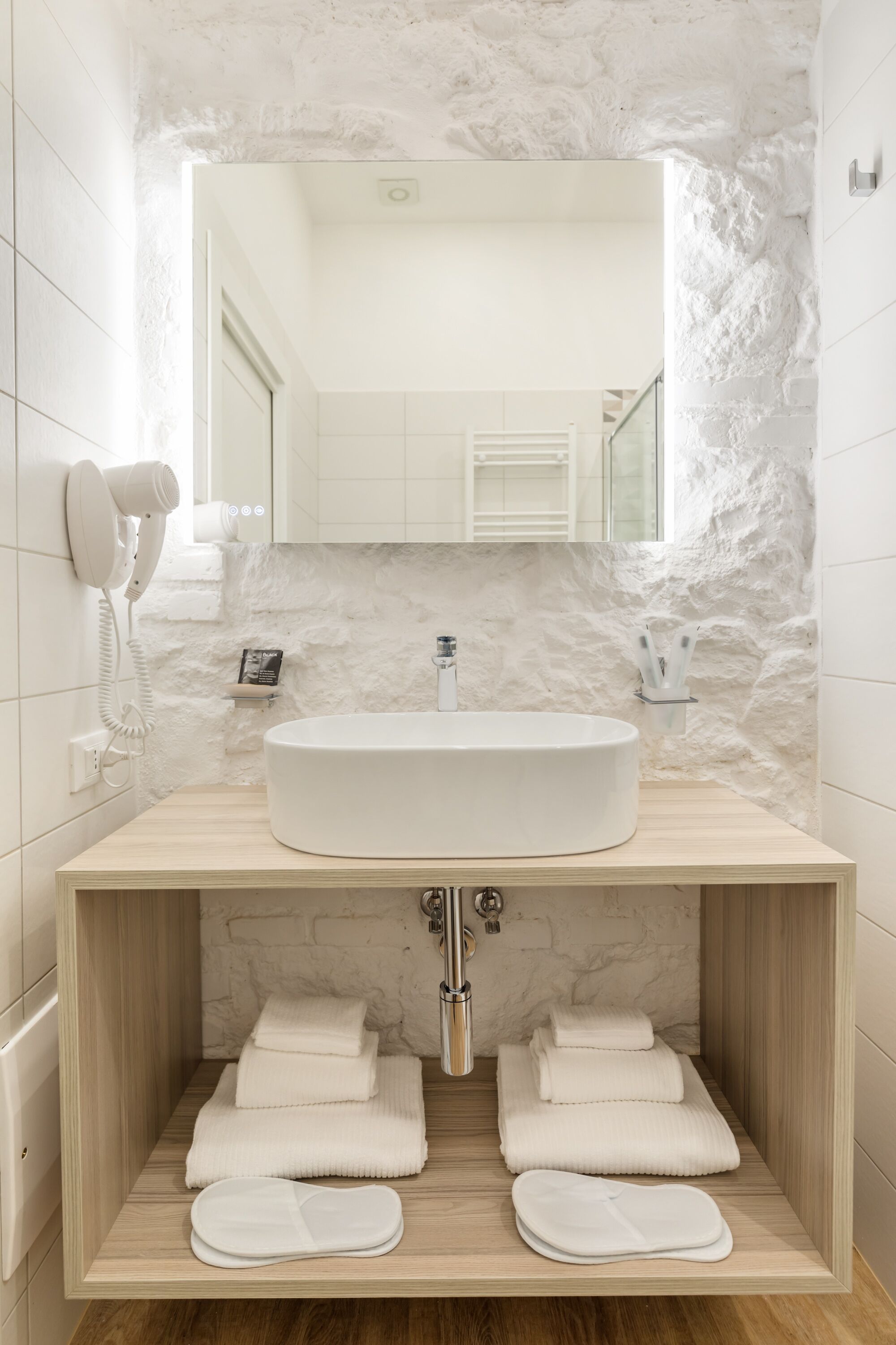 Quarto superior | Banheiro | Secador de cabelo, roupões de banho, chinelos, bidê
