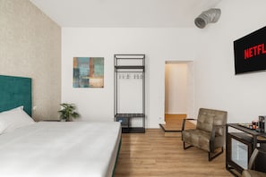 Luxury Studio Suite | Premium bedding, down comforters, pillowtop beds, minibar
