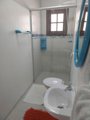 Suihku, hiustenkuivaaja, pyyhkeet, vessapaperi