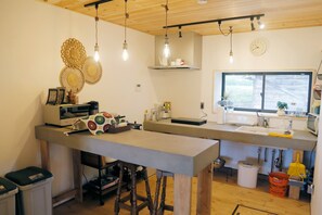 Fridge, microwave, stovetop, cookware/dishes/utensils - Limited to 1 group per day Kurohimekaitaku BBQ a / Kamiminochigun Nagano (Kamiminochigun)
