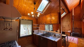 Refrigerador, parrilla de estufa y utensilios de cocina