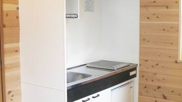 Geladeira, micro-ondas, cooktop