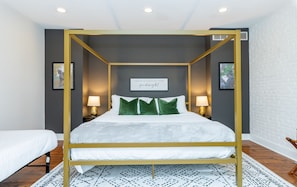 3 bedrooms, WiFi, bed sheets - Best Location in Derby City- 2 story porch & hot tub (Louisville)
