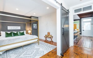 3 bedrooms, WiFi, bed sheets - Best Location in Derby City- 2 story porch & hot tub (Louisville)