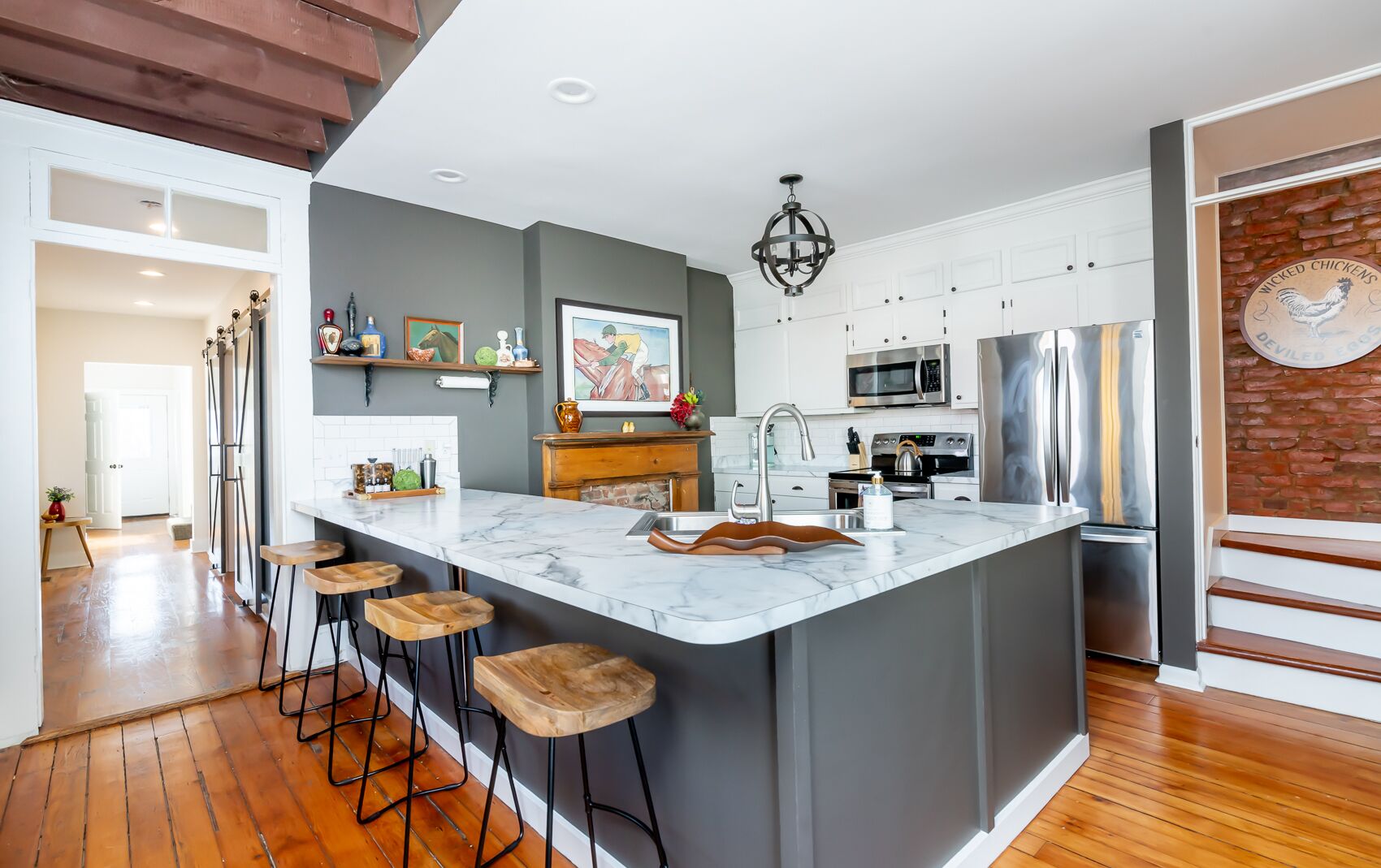 Brødrister, krydder og spisebord