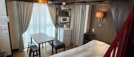 1 室のベッドルーム、デスク、アイロン / アイロン台、WiFi (無料)