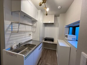 Kjøleskap, mikrobølgeovn, kokeplater og kjøkkenutstyr