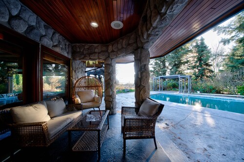 Large private home w/ Pool, Hot Tub, Poker table, Pool Table, Karaoke Sleeps 19 