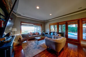 Smart TV - Large private home w/ Pool, Hot Tub, Poker table, Pool Table, Karaoke Sleeps 19  (Abbotsford)