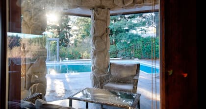 Large private home w/ Pool, Hot Tub, Poker table, Pool Table, Karaoke Sleeps 19