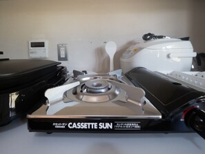 Ein Kassettenrekorder mit einem Aufkleber mit der Aufschrift 'CASSETTE SUN' auf einem Tisch.