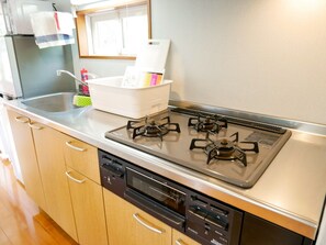 Refrigerador, microondas, parrilla de estufa y utensilios de cocina