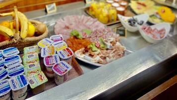 Daily continental breakfast (EUR 15 per person)