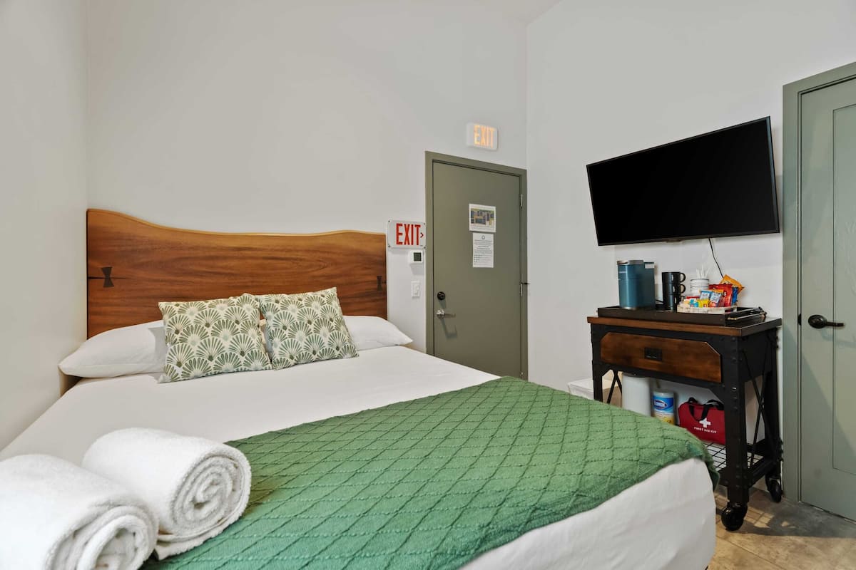 Castaway | 2 bedrooms, individually decorated, individually furnished, desk