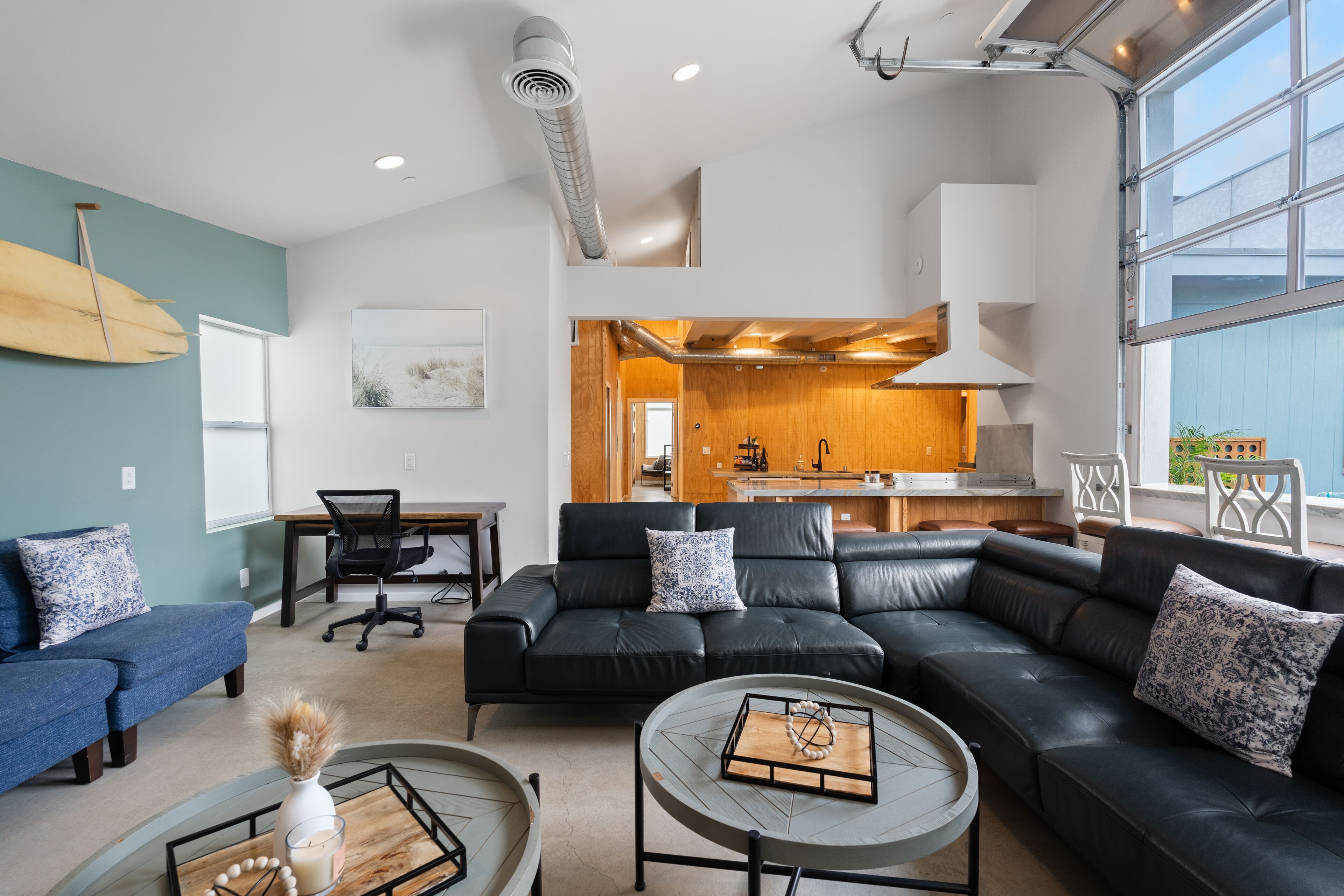Surf Loft 6 Bedroom House | リビング エリア | 50 インチのLED テレビ (デジタル放送視聴可)
