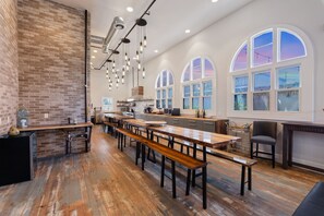 Sanctuary 4 Bedroom Historic Church | 客房内用餐